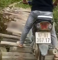Cố tình lái xe máy qua cây cầu gỗ xập xệ, nam thanh niên nhận bài học nhớ đời